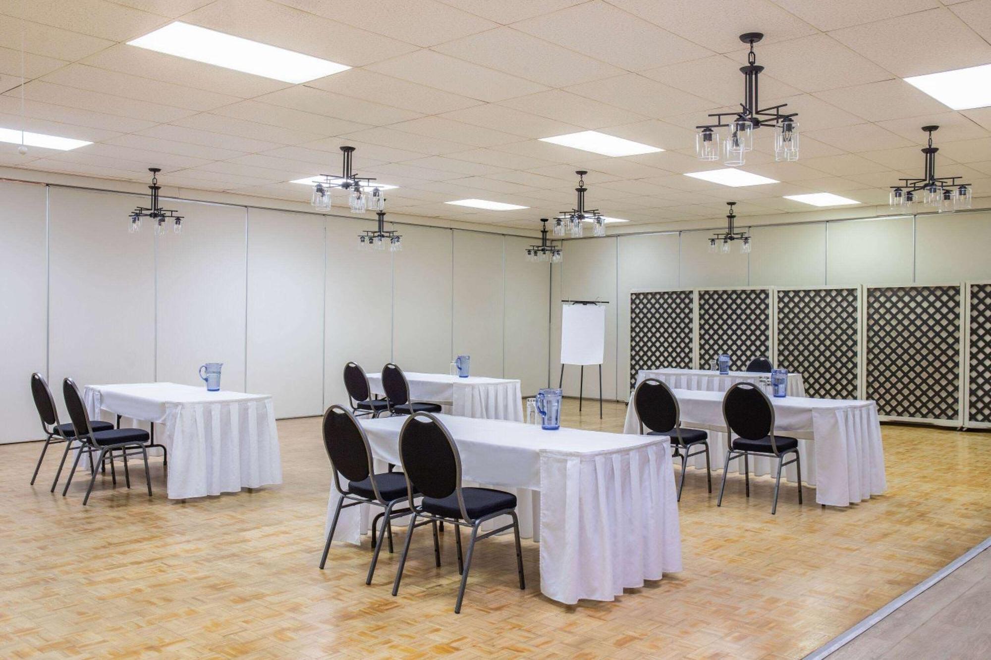 Days Inn & Conference Centre By Wyndham Camrose Norsemen Bagian luar foto