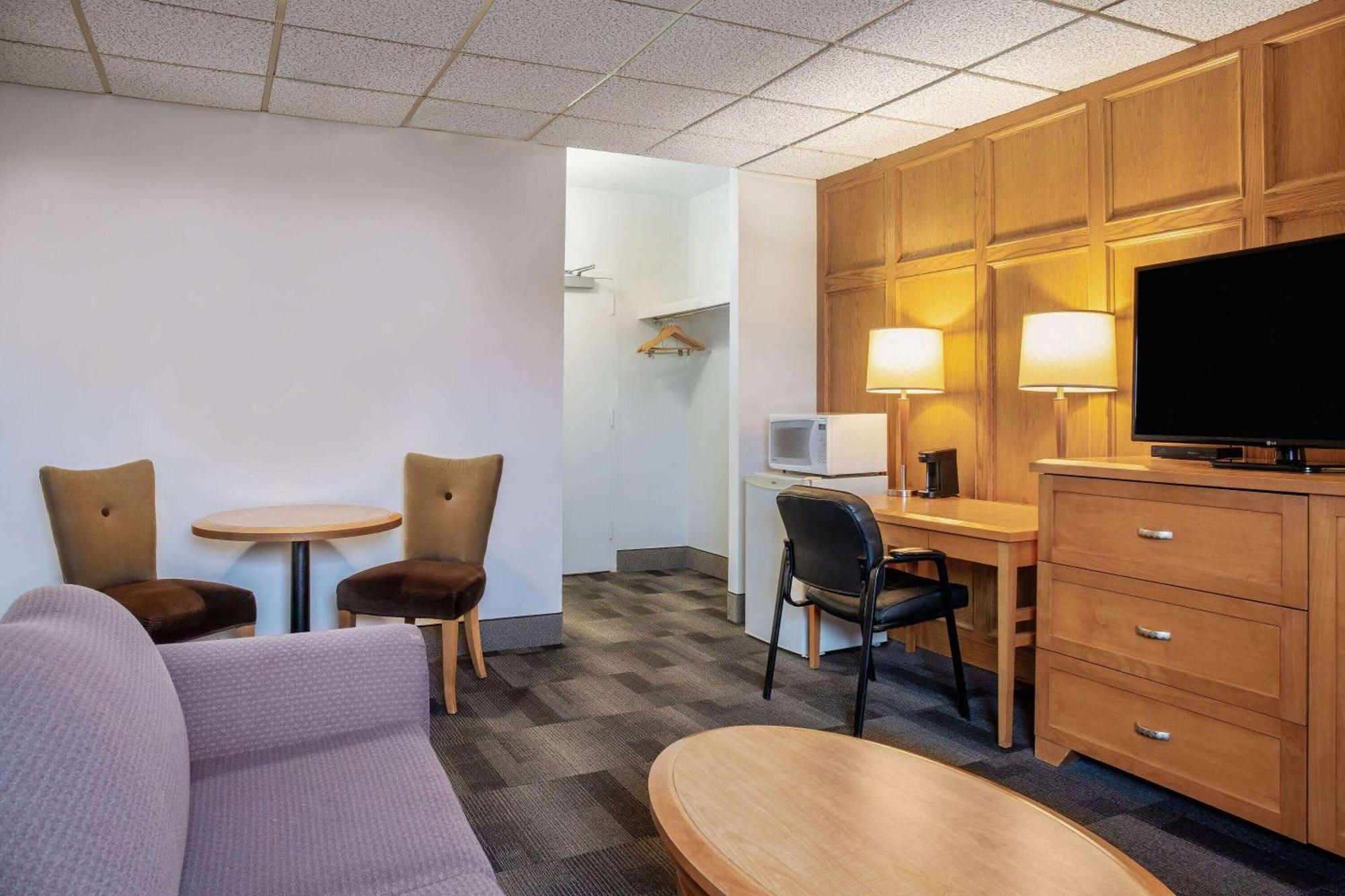 Days Inn & Conference Centre By Wyndham Camrose Norsemen Bagian luar foto