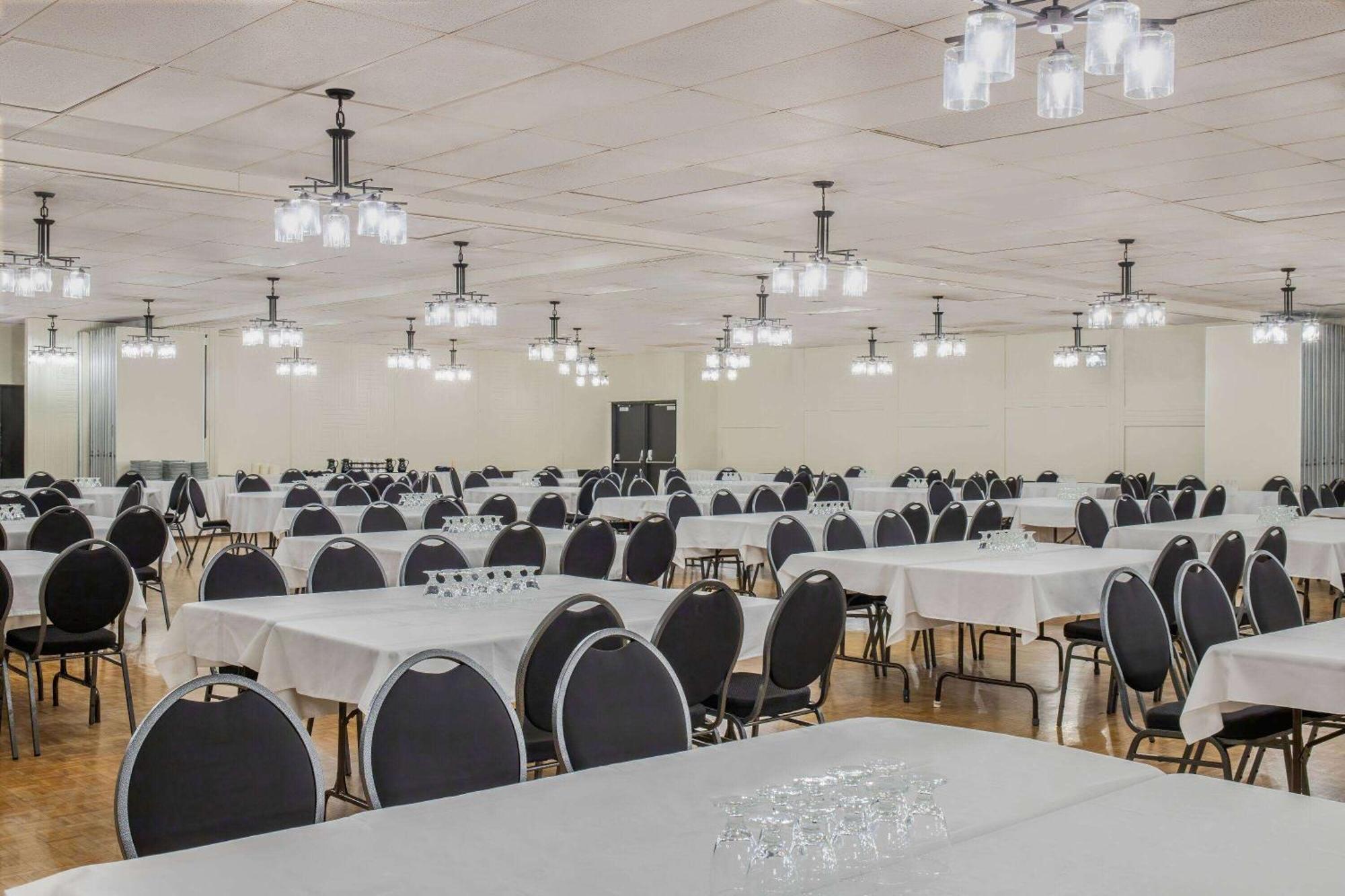 Days Inn & Conference Centre By Wyndham Camrose Norsemen Bagian luar foto