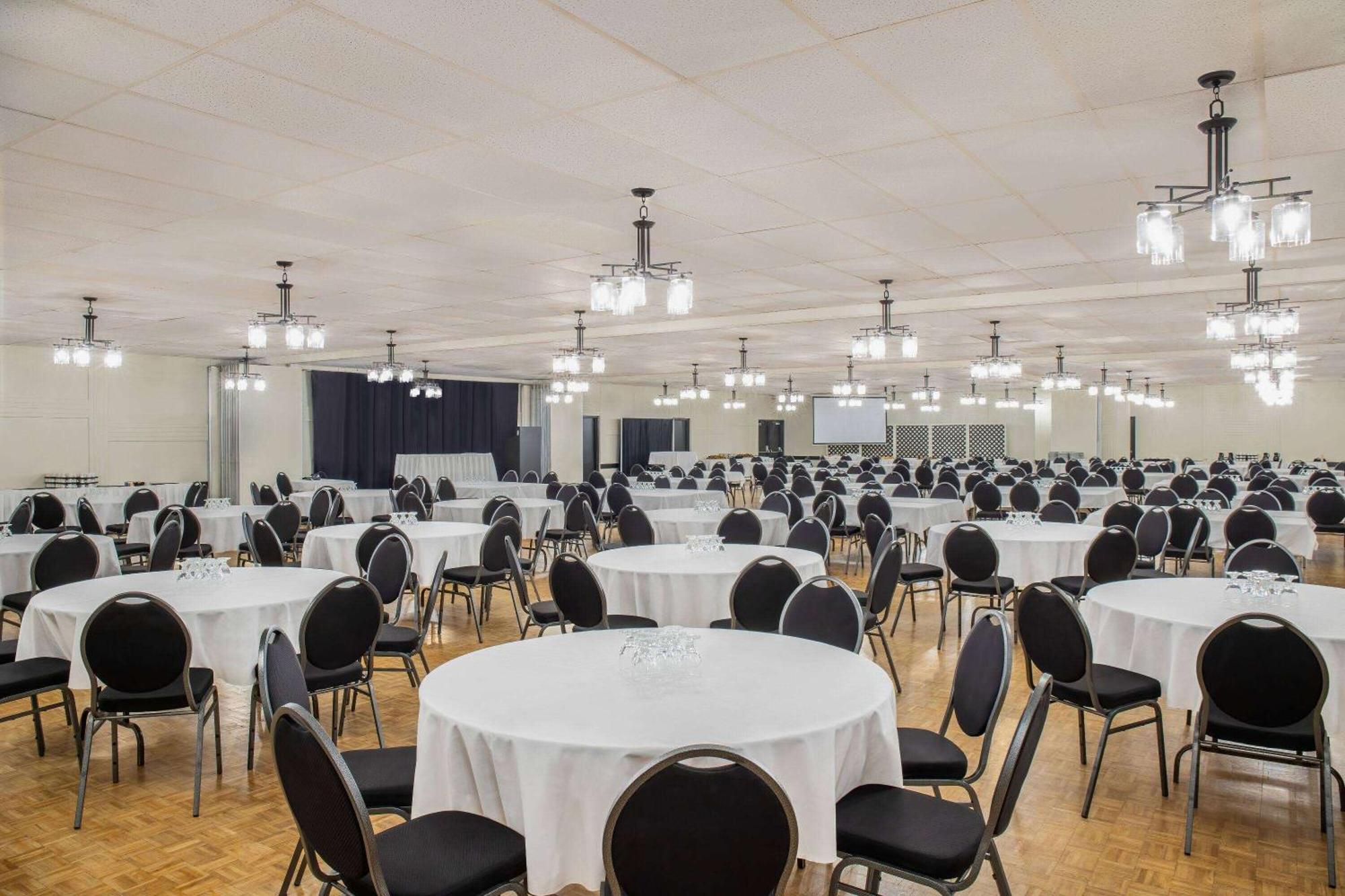 Days Inn & Conference Centre By Wyndham Camrose Norsemen Bagian luar foto