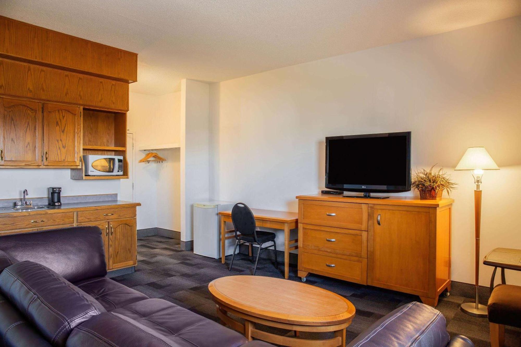 Days Inn & Conference Centre By Wyndham Camrose Norsemen Bagian luar foto