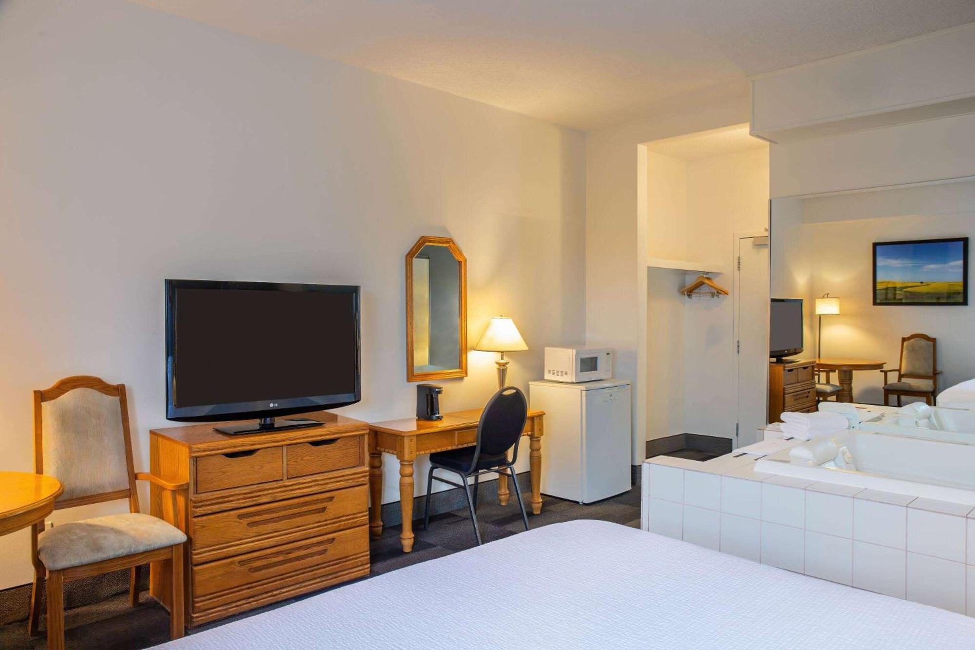 Days Inn & Conference Centre By Wyndham Camrose Norsemen Bagian luar foto