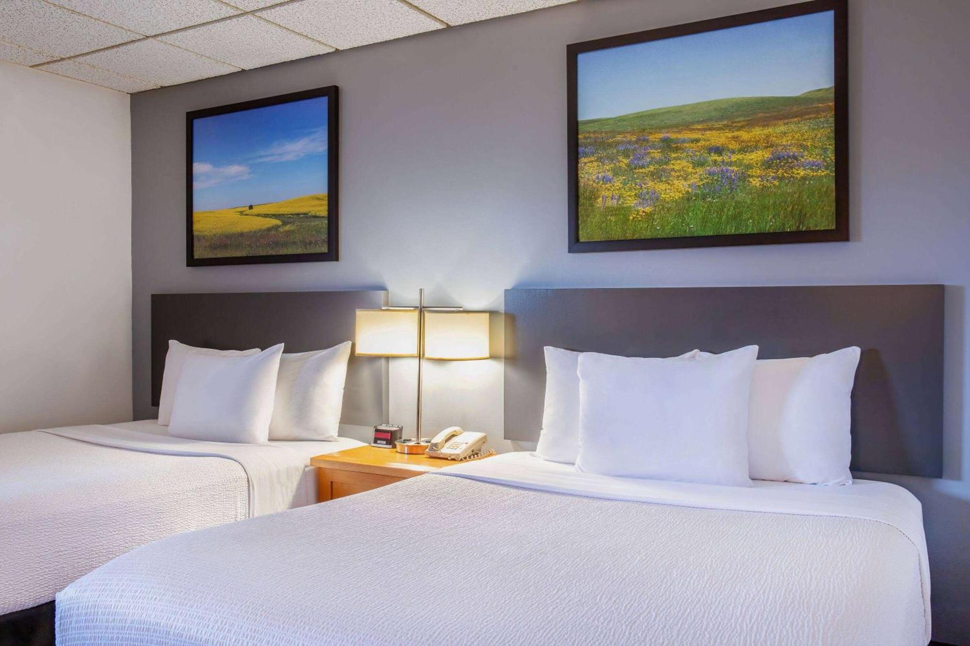 Days Inn & Conference Centre By Wyndham Camrose Norsemen Bagian luar foto