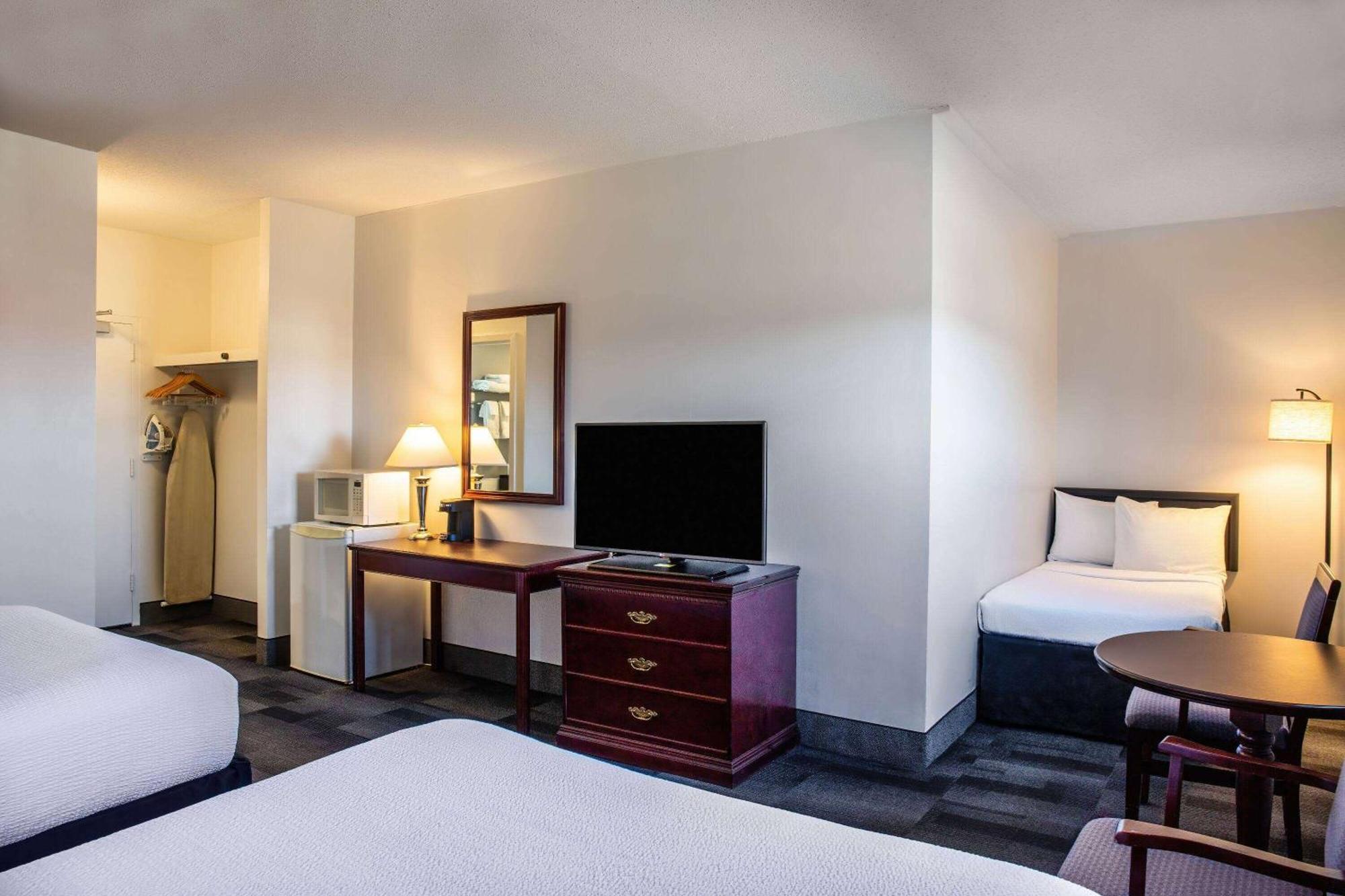 Days Inn & Conference Centre By Wyndham Camrose Norsemen Bagian luar foto