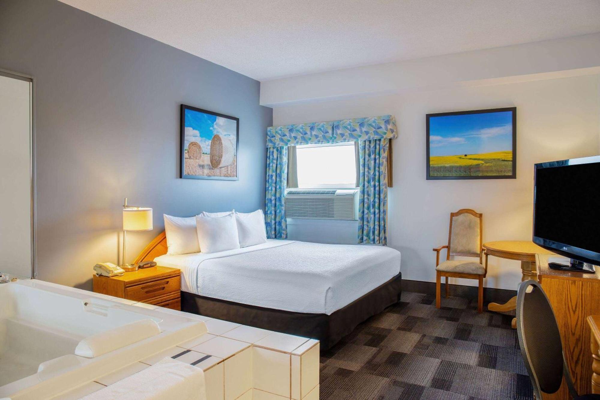 Days Inn & Conference Centre By Wyndham Camrose Norsemen Bagian luar foto