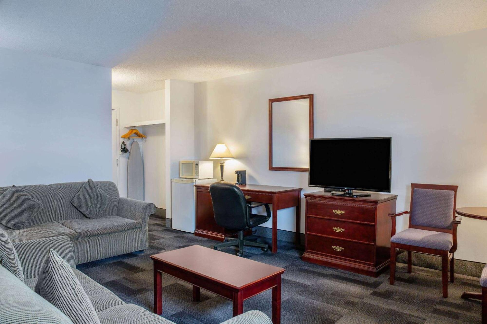 Days Inn & Conference Centre By Wyndham Camrose Norsemen Bagian luar foto