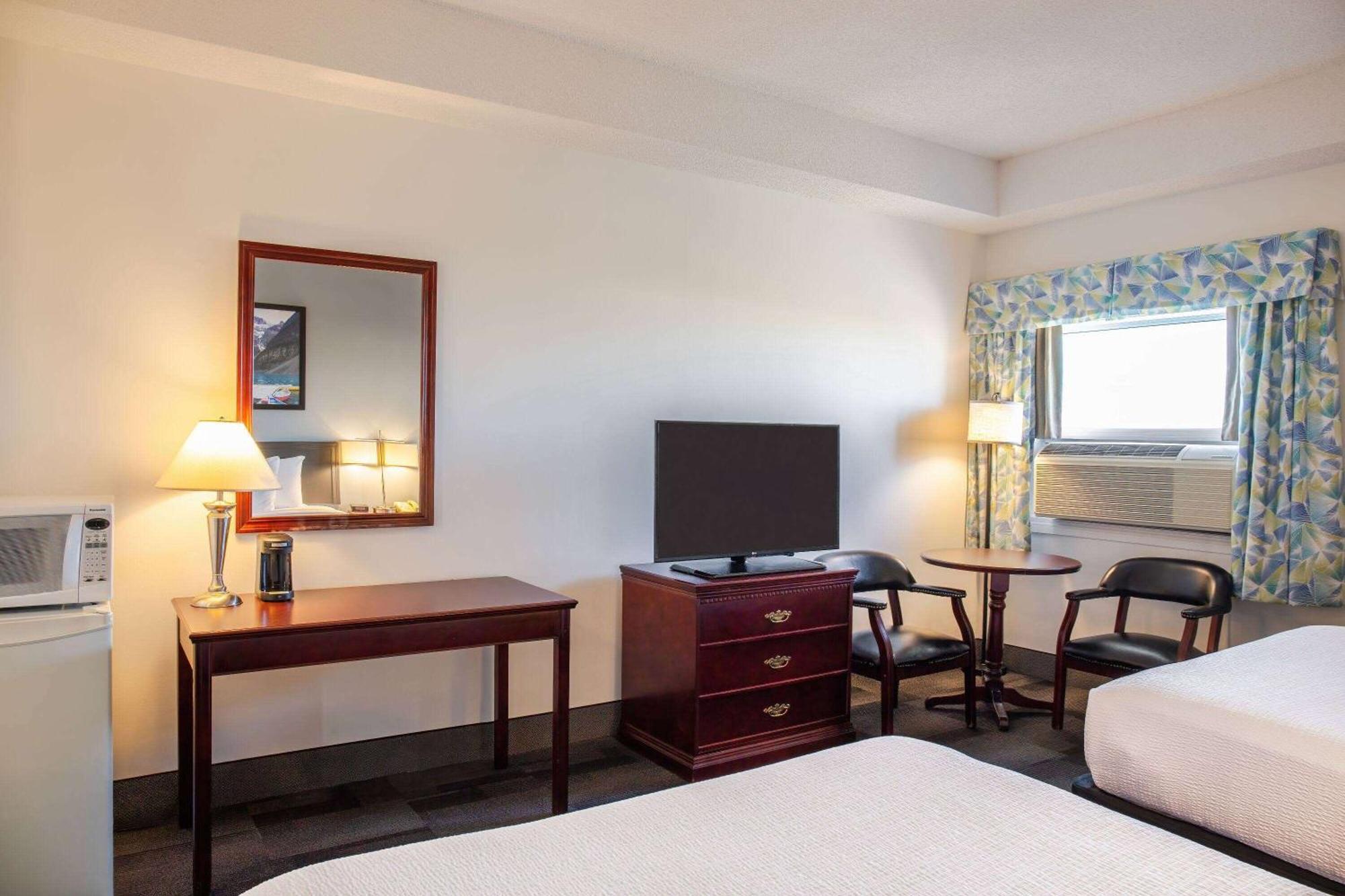 Days Inn & Conference Centre By Wyndham Camrose Norsemen Bagian luar foto