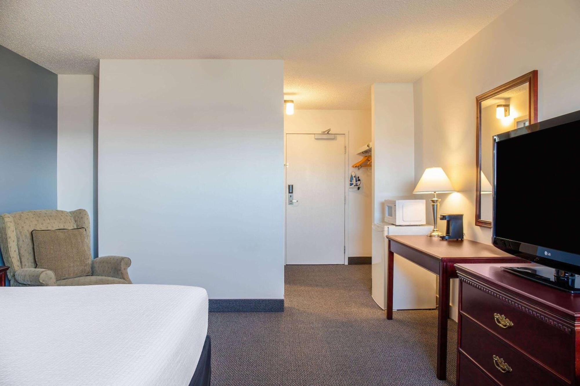 Days Inn & Conference Centre By Wyndham Camrose Norsemen Bagian luar foto