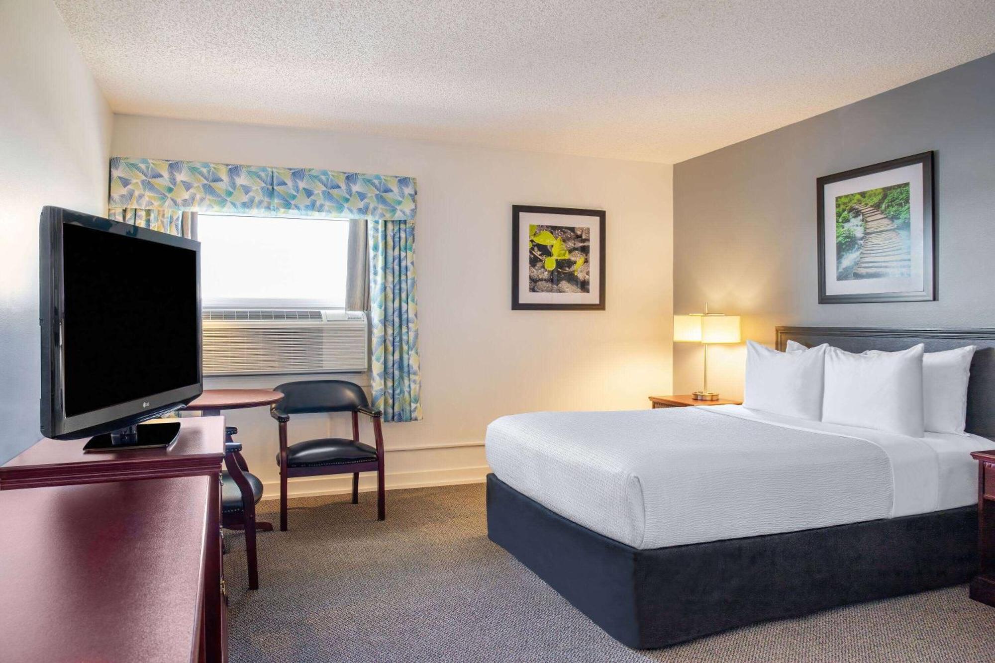 Days Inn & Conference Centre By Wyndham Camrose Norsemen Bagian luar foto