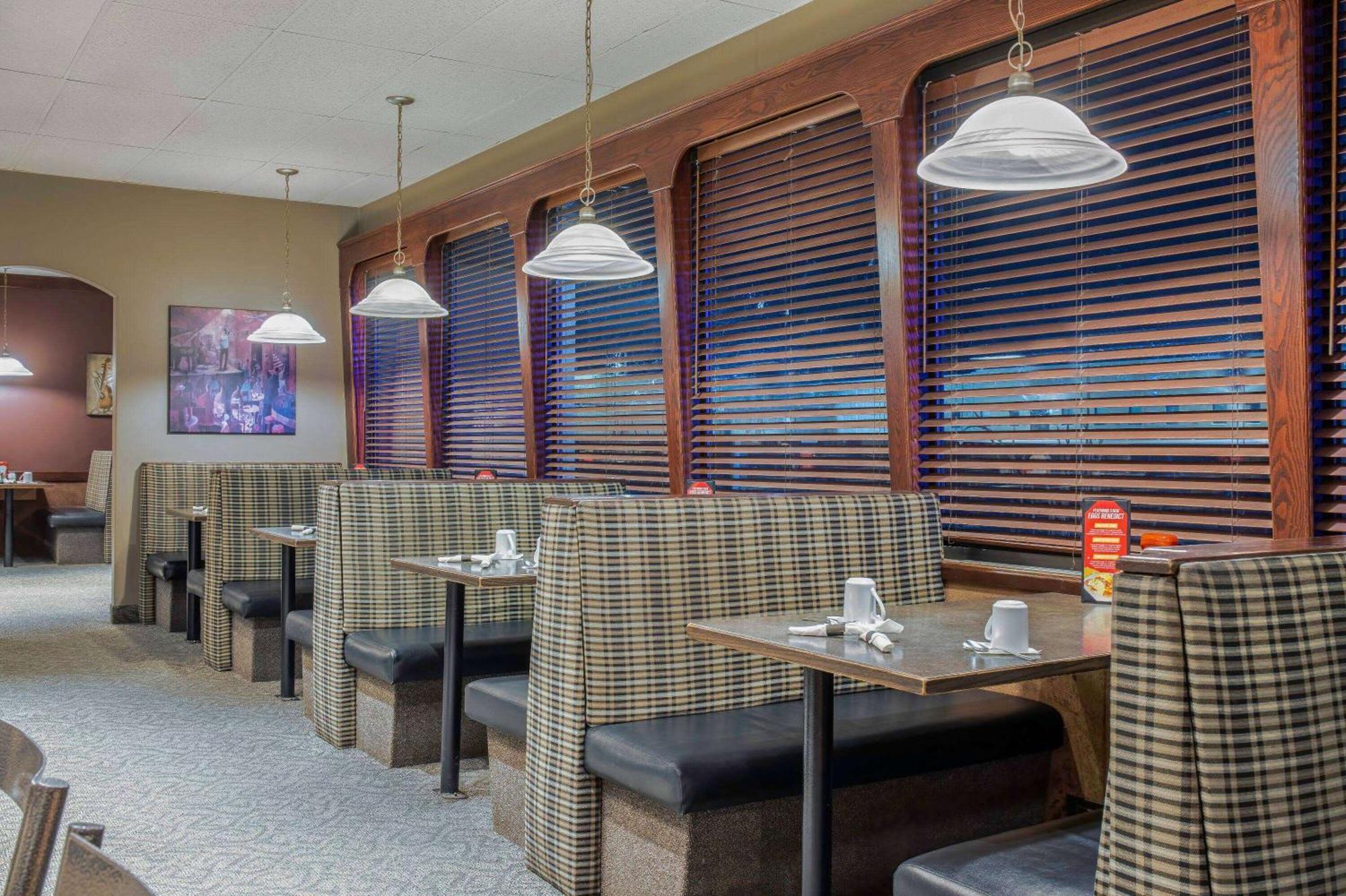 Days Inn & Conference Centre By Wyndham Camrose Norsemen Bagian luar foto
